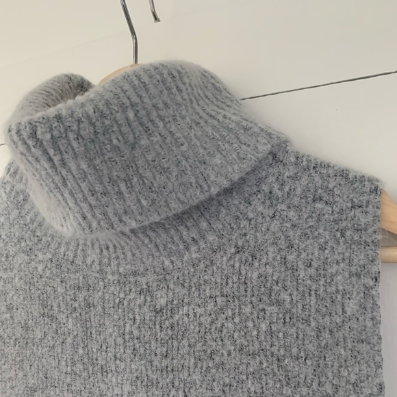 Knit sleeveless turtleneck EUC - Picture 3 of 6